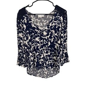 Retrology Navy White Floral Lace Shoulder Bell Sleeve V-Neck Blouse Size Medium